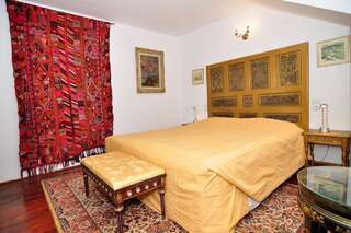 Отели типа «постель и завтрак» Bed & Breakfast Popamuseum Tarpesti- Tîrpeşti Двухместный номер с 2 отдельными кроватями и балконом-2
