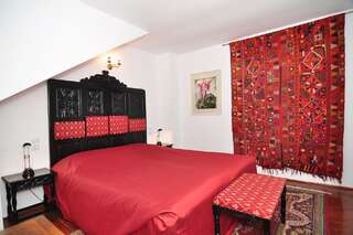 Отели типа «постель и завтрак» Bed & Breakfast Popamuseum Tarpesti- Tîrpeşti Двухместный номер с 2 отдельными кроватями-2
