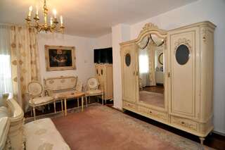 Отели типа «постель и завтрак» Bed & Breakfast Popamuseum Tarpesti- Tîrpeşti Двухместный номер с 1 кроватью и террасой-8